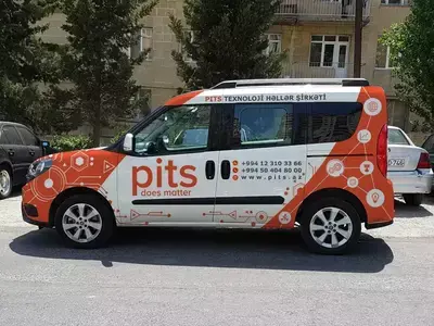 avtobrendinq maşın üzərində vinil reklam